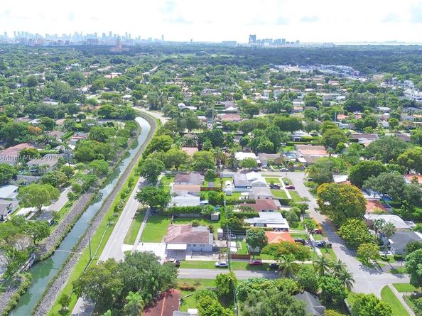 6290 SW 37th St, Miami FL 33155