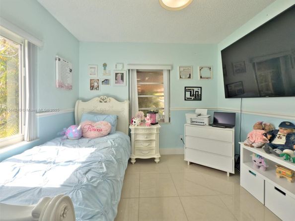 6290 SW 37th St, Miami FL 33155
