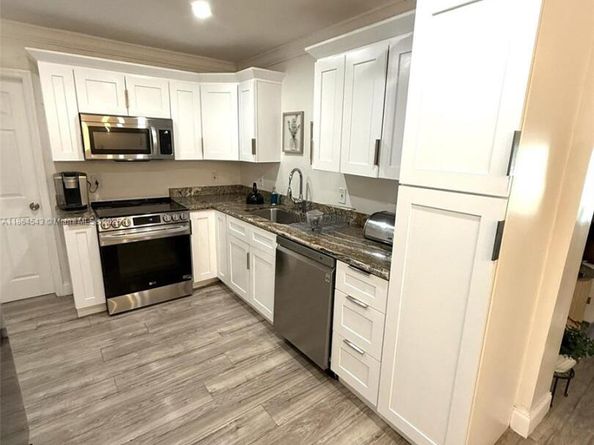 671 SW 14th St, Deerfield Beach FL 33441