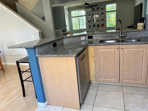 2811 NE 185th St, Aventura FL 33180