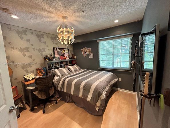 2811 NE 185th St, Aventura FL 33180