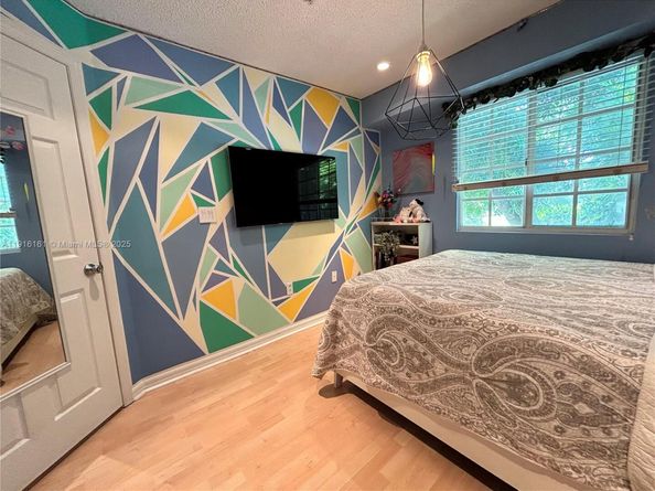 2811 NE 185th St, Aventura FL 33180