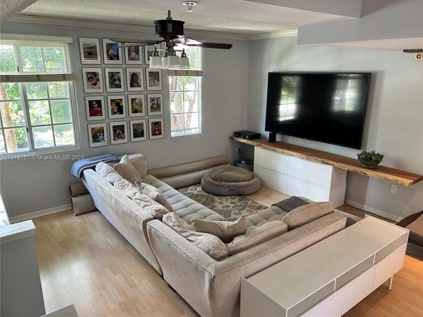 2811 NE 185th St, Aventura FL 33180