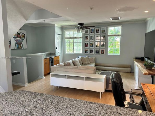 2811 NE 185th St, Aventura FL 33180