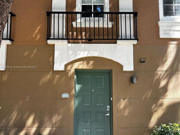 2811 NE 185th St, Aventura FL 33180