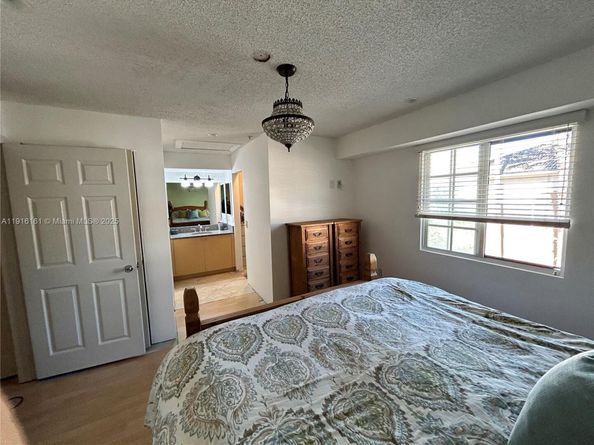 2811 NE 185th St, Aventura FL 33180