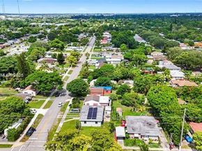 2407 Dewey St, Hollywood FL 33020