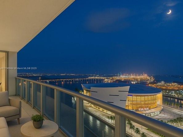 888 Biscayne Blvd 2103, Miami FL 33132