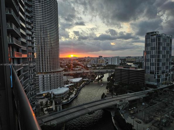 690 SW 1st Ct 2515, Miami FL 33130