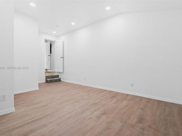 201 S Biscayne River Dr, Miami FL 33169