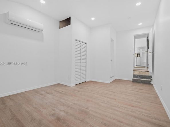 201 S Biscayne River Dr, Miami FL 33169