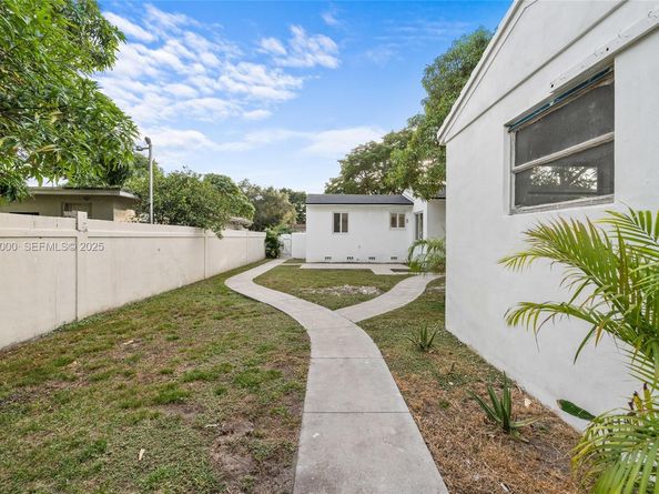 201 S Biscayne River Dr, Miami FL 33169