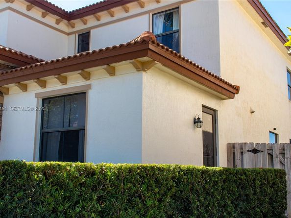 8800 NW 98th Ct, Doral FL 33178