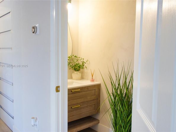 8800 NW 98th Ct, Doral FL 33178