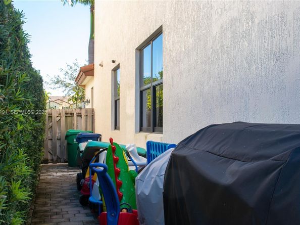 8800 NW 98th Ct, Doral FL 33178