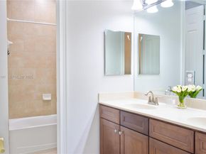 8800 NW 98th Ct, Doral FL 33178