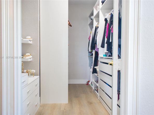 8800 NW 98th Ct, Doral FL 33178