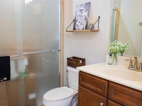 8800 NW 98th Ct, Doral FL 33178