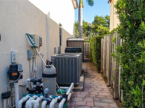 8800 NW 98th Ct, Doral FL 33178