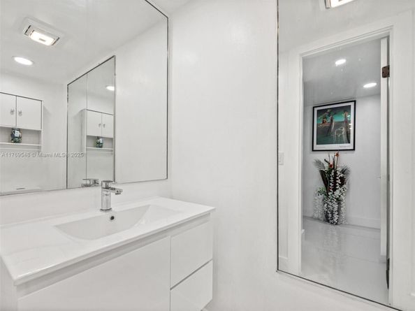 200 Diplomat Pkwy 424, Hallandale Beach FL 33009