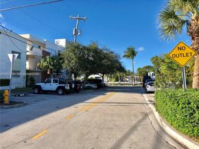 2250 Bay Dr 8, Miami Beach FL 33141