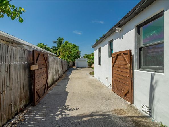246 NE 13th St, Delray Beach FL 33444