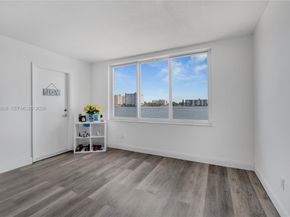 1140 NE 191st St 24, Miami FL 33179