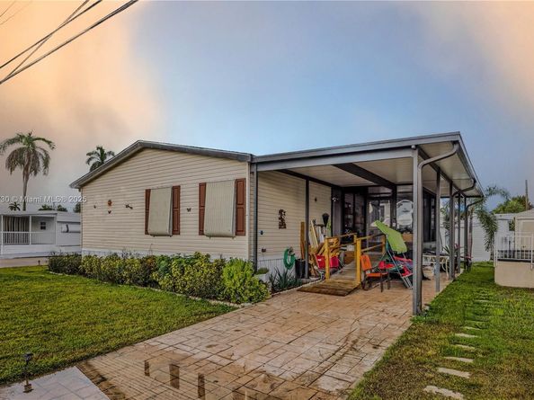 8580 SW 17th St, Davie FL 33324