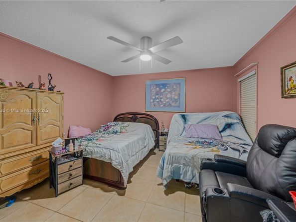 8580 SW 17th St, Davie FL 33324