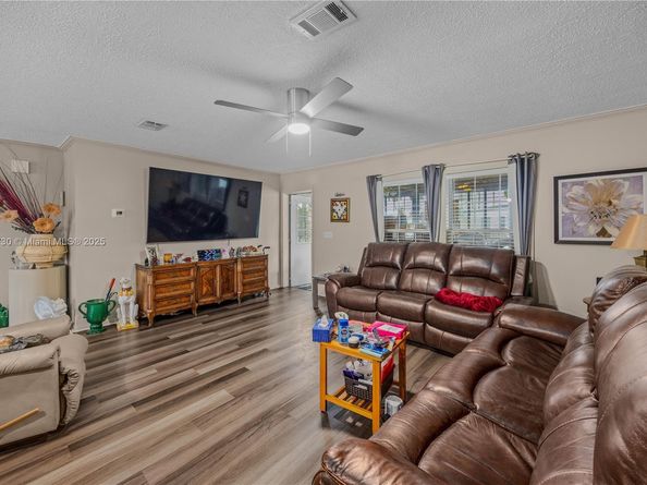 8580 SW 17th St, Davie FL 33324