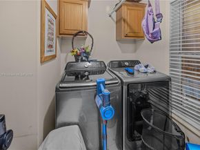 8580 SW 17th St, Davie FL 33324