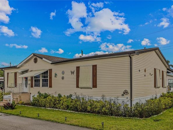 8580 SW 17th St, Davie FL 33324