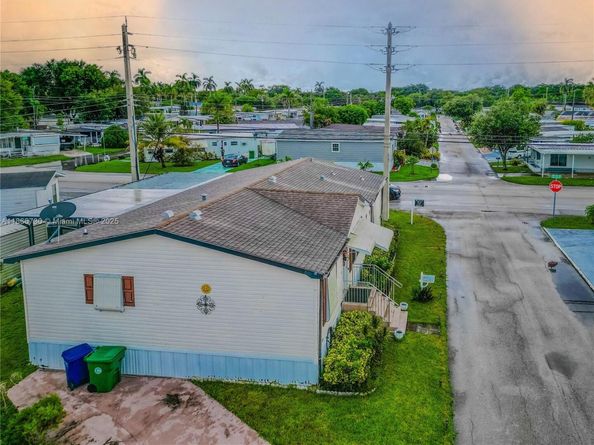 8580 SW 17th St, Davie FL 33324