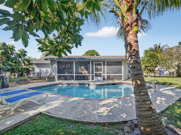 190 Martin Cir, Royal Palm Beach FL 33411