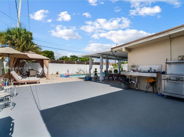 8065 W 14th Ct, Hialeah FL 33014