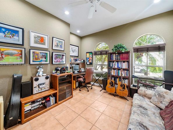 6071 NW 43rd Ter, Boca Raton FL 33496