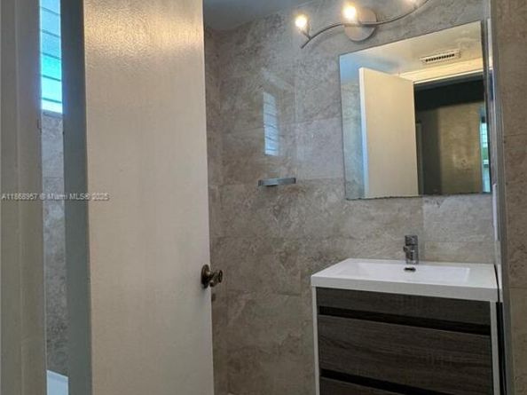 1701 NE 191st St A214, Miami FL 33179