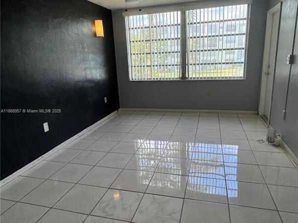 1701 NE 191st St A214, Miami FL 33179