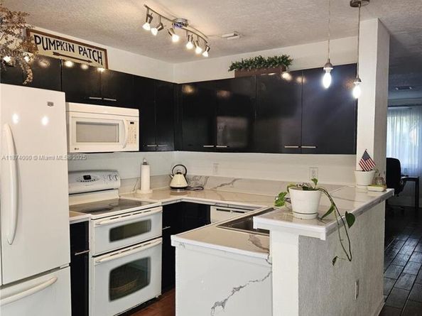 126 Hidden Ct Rd 27D, Hollywood FL 33023