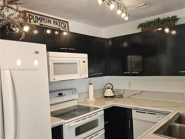 126 Hidden Ct Rd 27D, Hollywood FL 33023