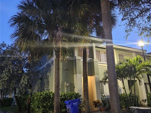 126 Hidden Ct Rd 27D, Hollywood FL 33023