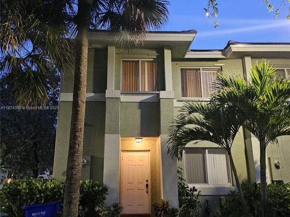 126 Hidden Ct Rd 27D, Hollywood FL 33023