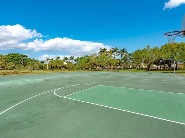 4209 Pinewood Ln, Weston FL 33331
