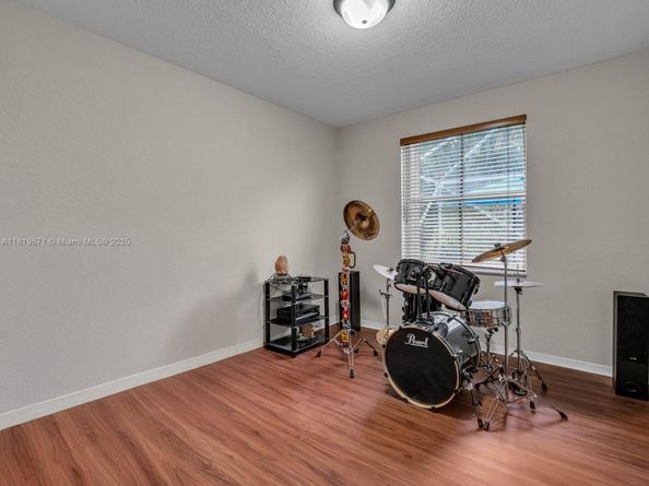 4209 Pinewood Ln, Weston FL 33331