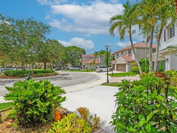 4209 Pinewood Ln, Weston FL 33331