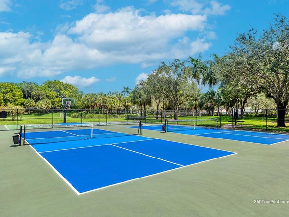 4209 Pinewood Ln, Weston FL 33331