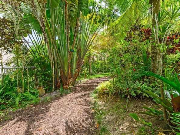 4209 Pinewood Ln, Weston FL 33331