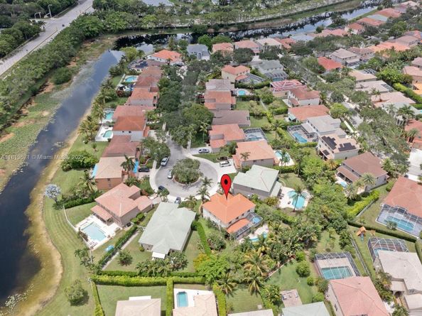 4209 Pinewood Ln, Weston FL 33331
