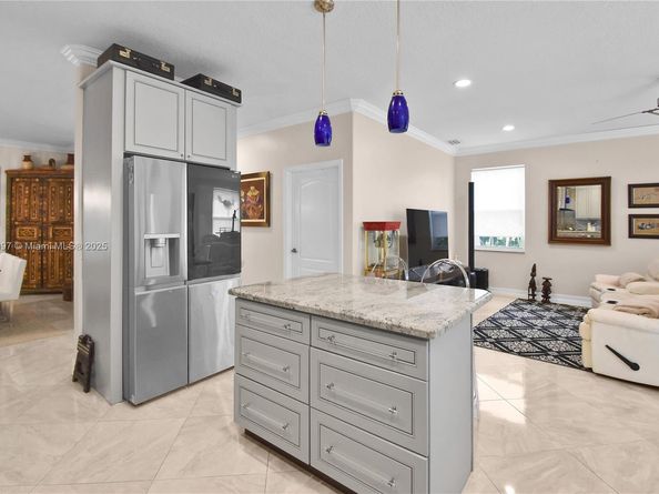 523 Stonemont Dr, Weston FL 33326