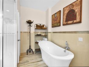 523 Stonemont Dr, Weston FL 33326